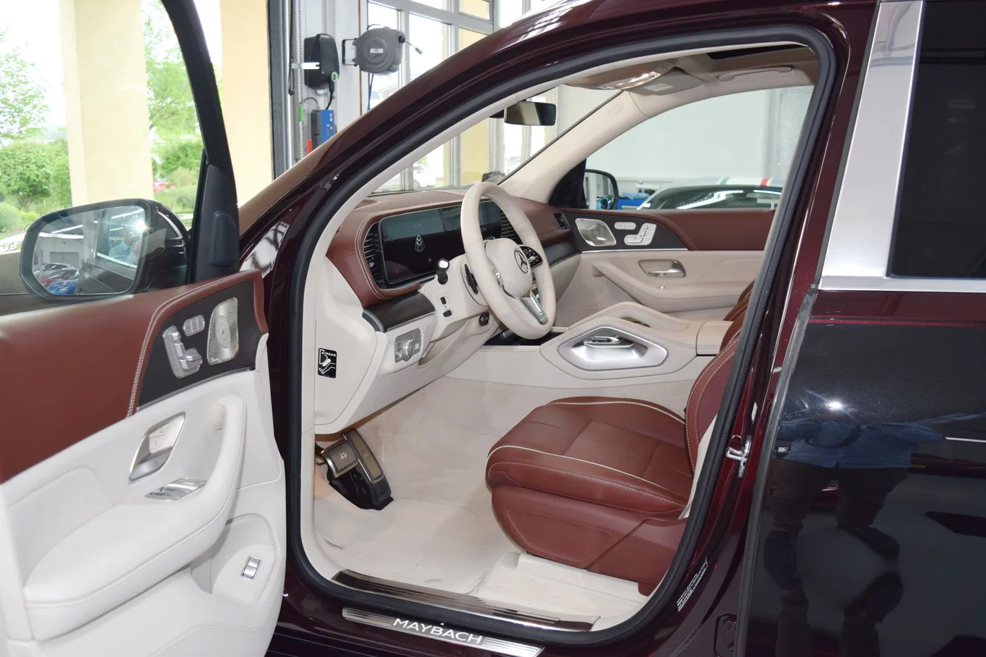 2023 Mercedes-Maybach GLS 600 4MATIC offered by a specialist dealer in Pfaffenhofen an der Ilm, Germany, photo 2 of 15
