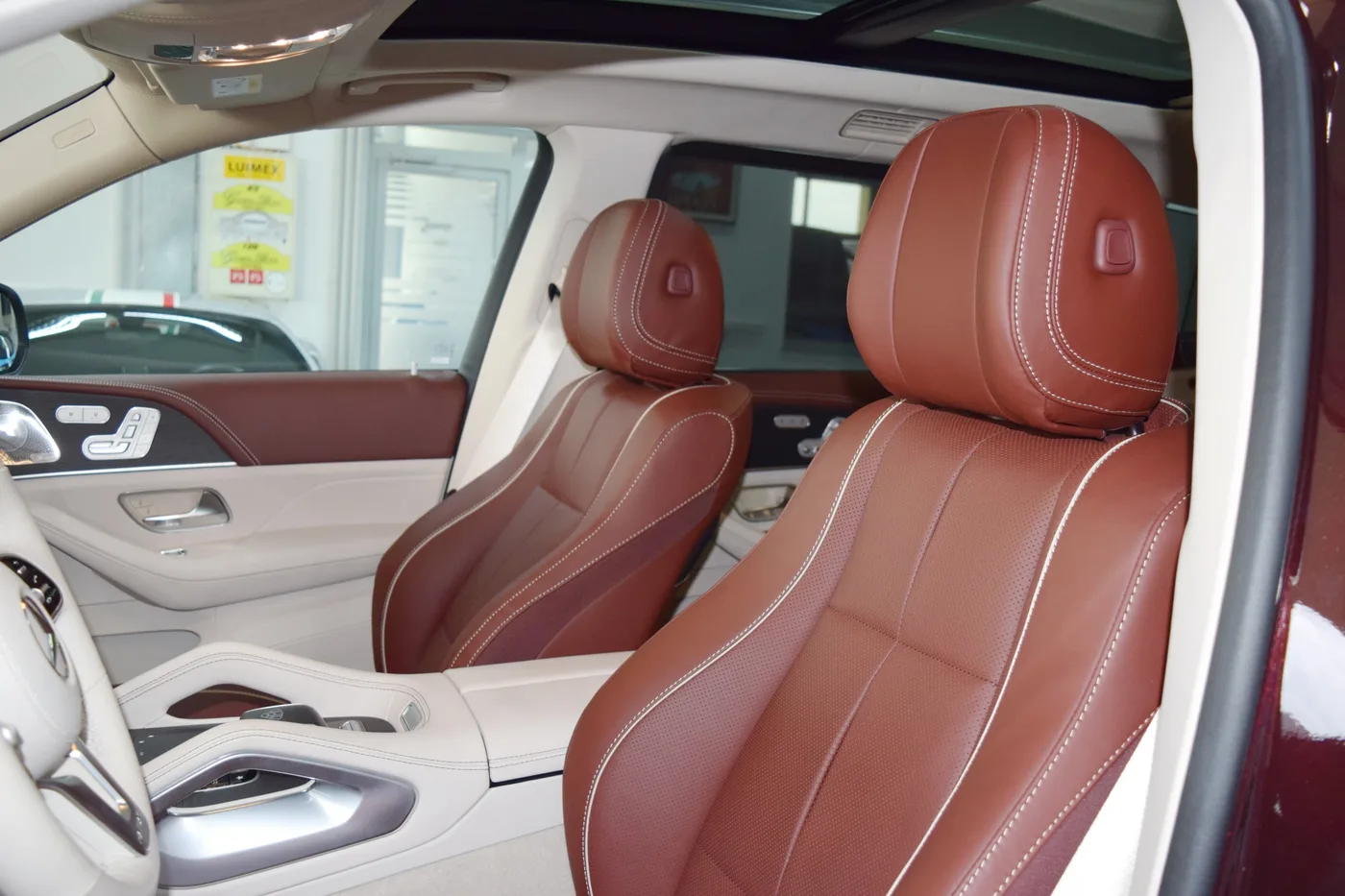2023 Mercedes-Maybach GLS 600 4MATIC offered by a specialist dealer in Pfaffenhofen an der Ilm, Germany, photo 5 of 15