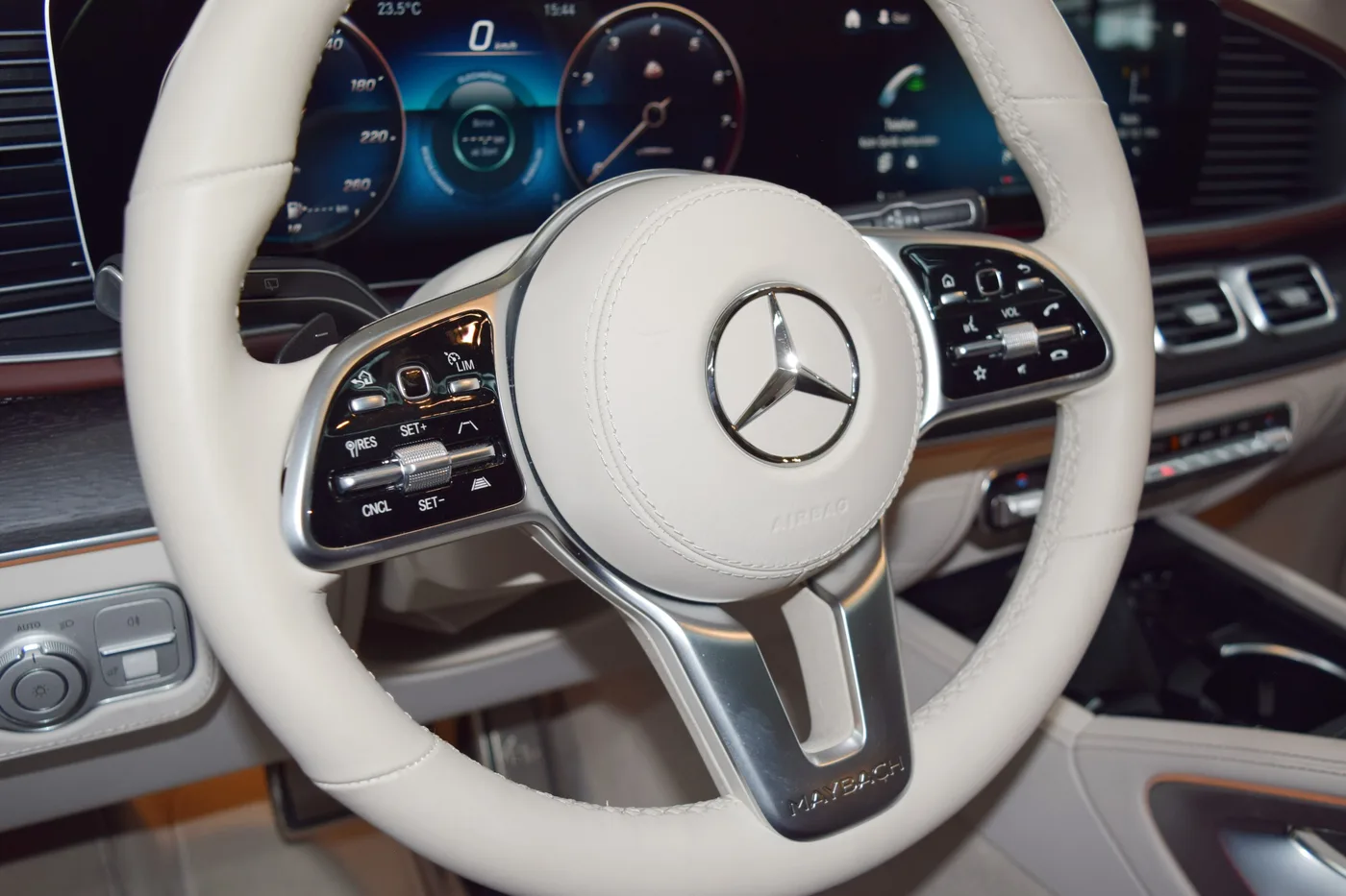 2023 Mercedes-Maybach GLS 600 4MATIC offered by a specialist dealer in Pfaffenhofen an der Ilm, Germany, photo 8 of 15