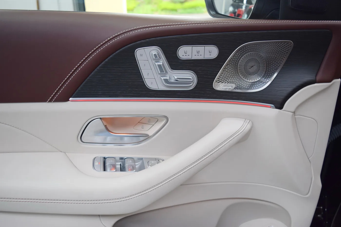 2023 Mercedes-Maybach GLS 600 4MATIC offered by a specialist dealer in Pfaffenhofen an der Ilm, Germany, photo 9 of 15