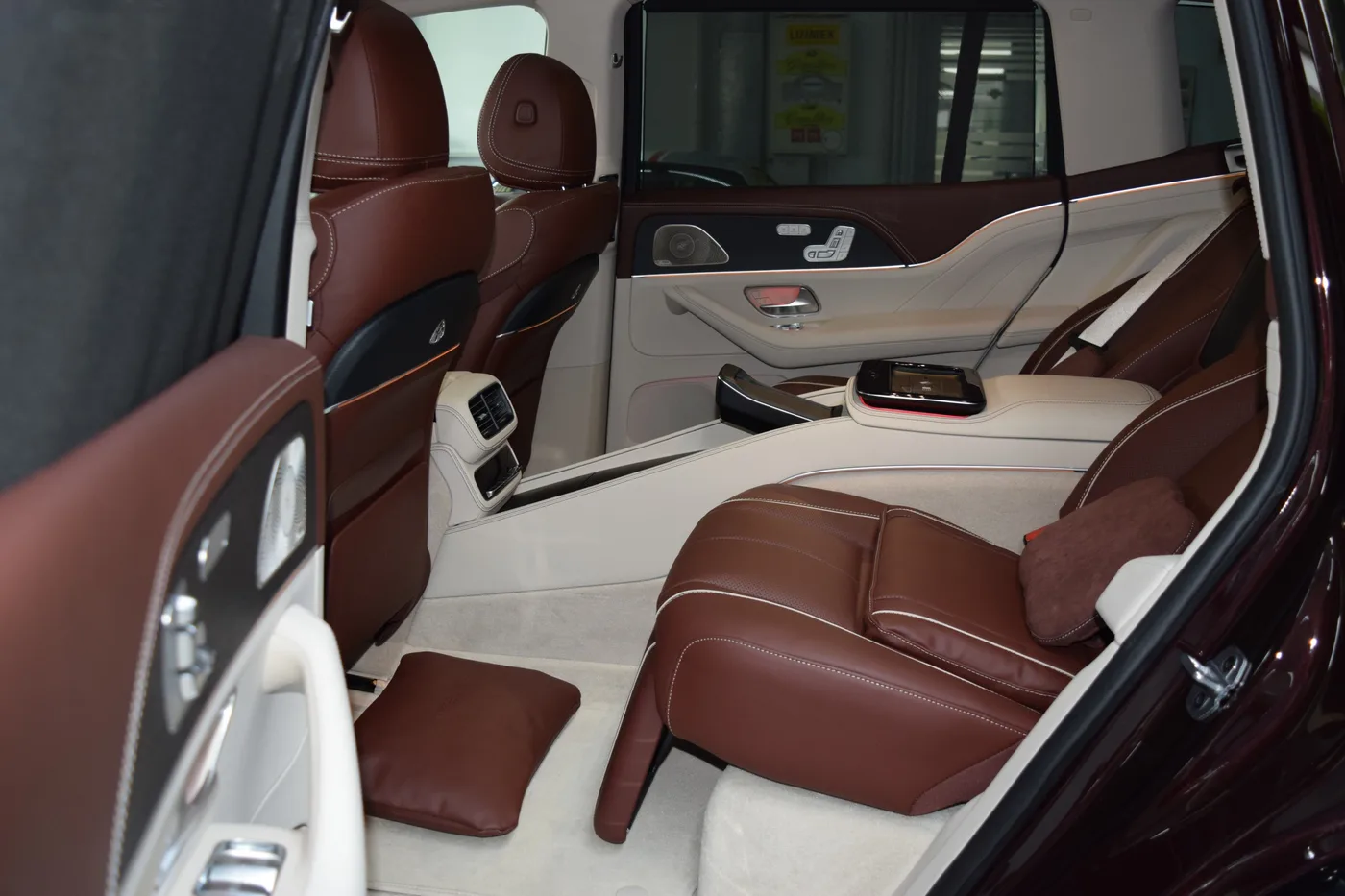 2023 Mercedes-Maybach GLS 600 4MATIC offered by a specialist dealer in Pfaffenhofen an der Ilm, Germany, photo 12 of 15