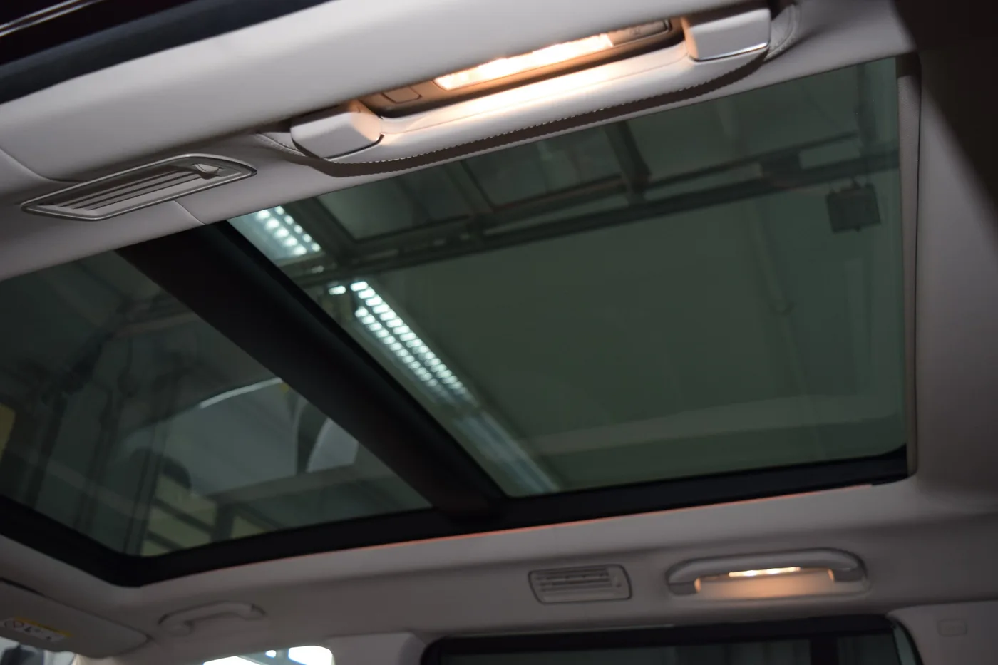 2023 Mercedes-Maybach GLS 600 4MATIC offered by a specialist dealer in Pfaffenhofen an der Ilm, Germany, photo 14 of 15