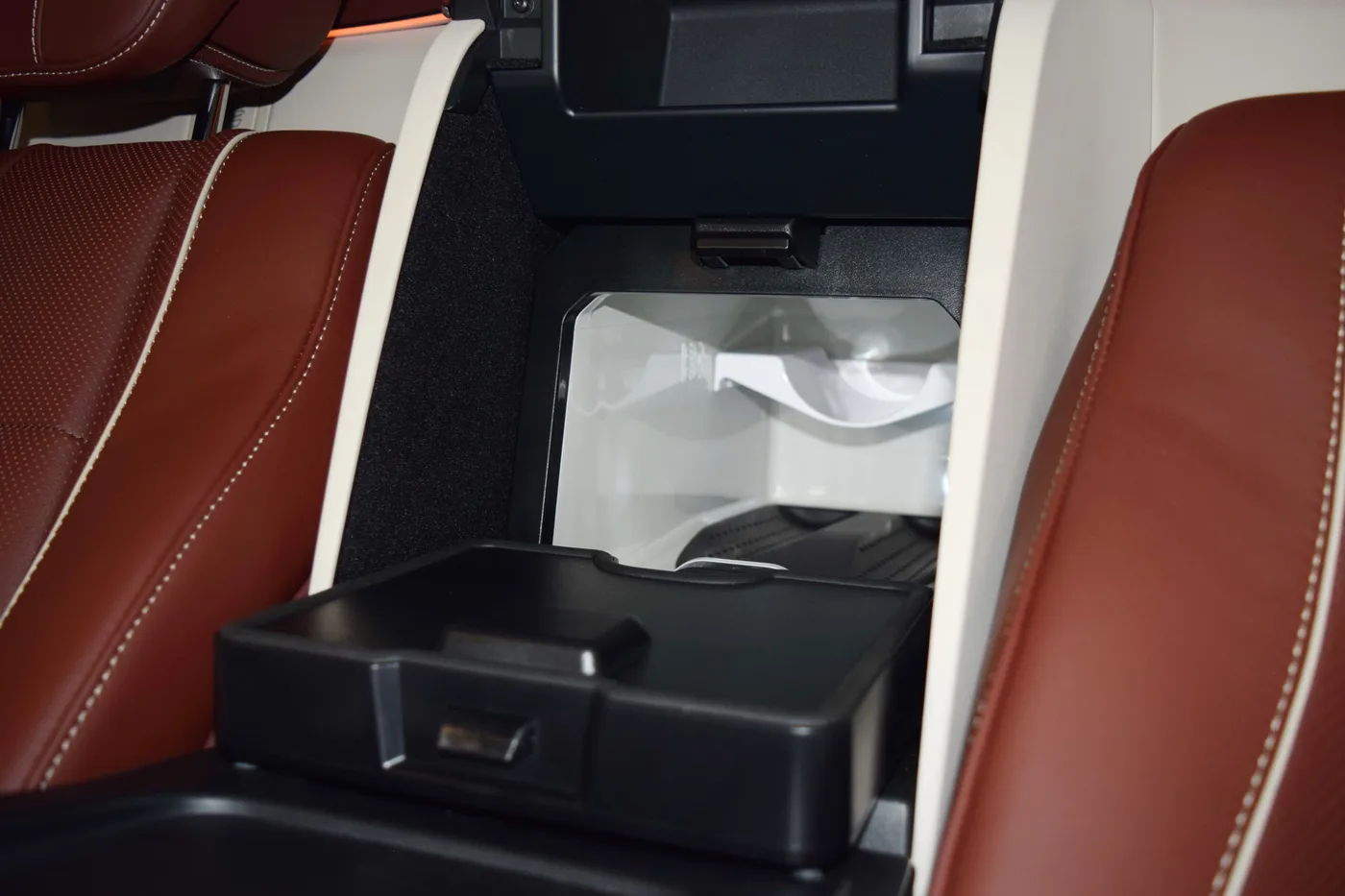 2023 Mercedes-Maybach GLS 600 4MATIC offered by a specialist dealer in Pfaffenhofen an der Ilm, Germany, photo 15 of 15