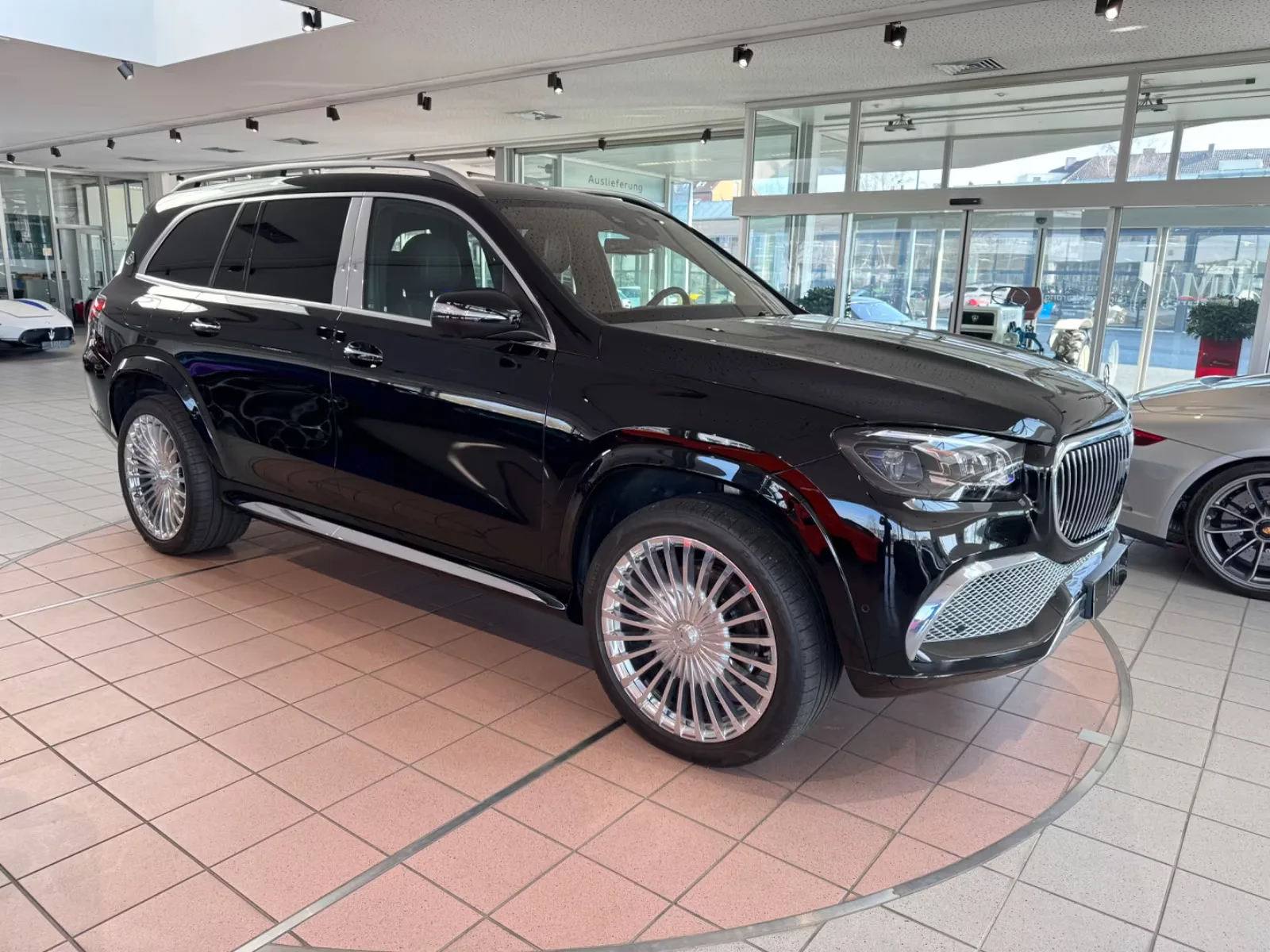 2023 Mercedes-Maybach GLS 600 proposée par un concessionnaire spécialisé à Hannover, Allemagne, photo principale