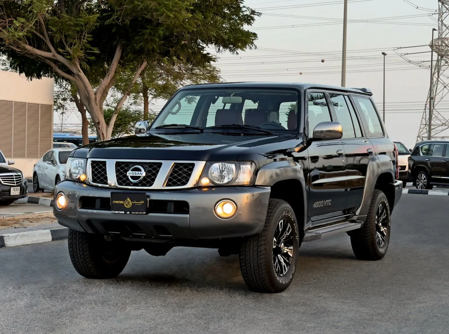 2023 Nissan Patrol Super Safari angeboten von einem Fachhändler in Dubai, Vereinigte Arabische Emirate, Hauptfoto