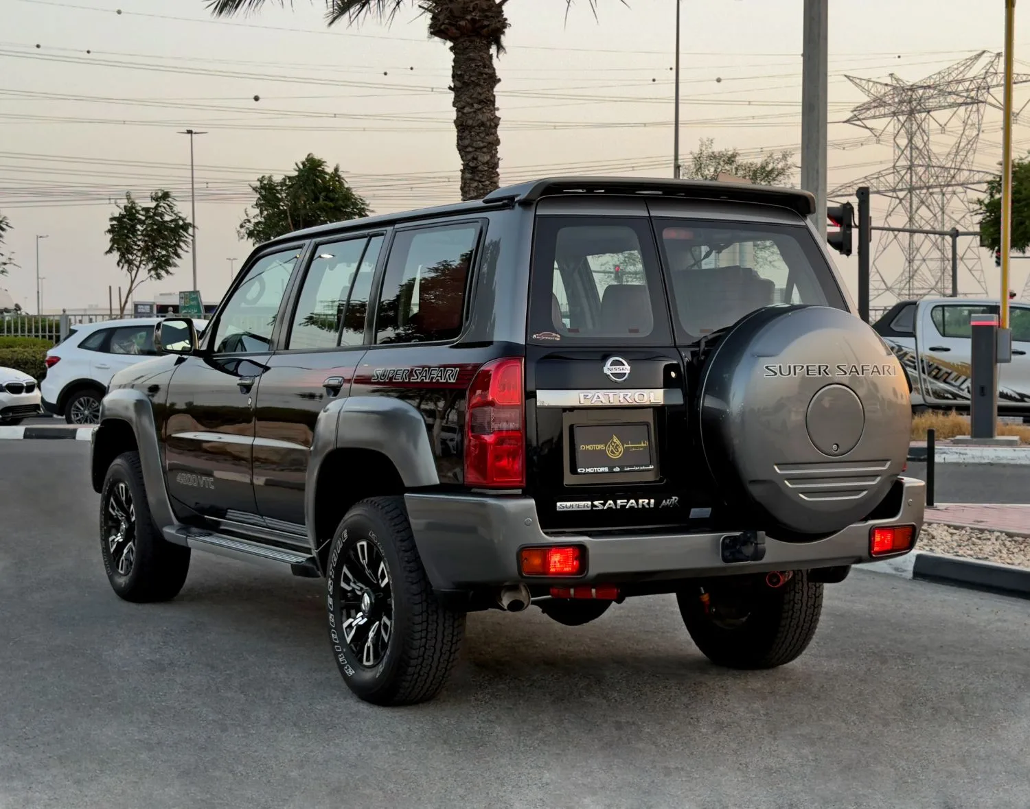 2023 Nissan Patrol Super Safari angeboten von einem Fachhändler in Dubai, Vereinigte Arabische Emirate, Foto 5 von 13