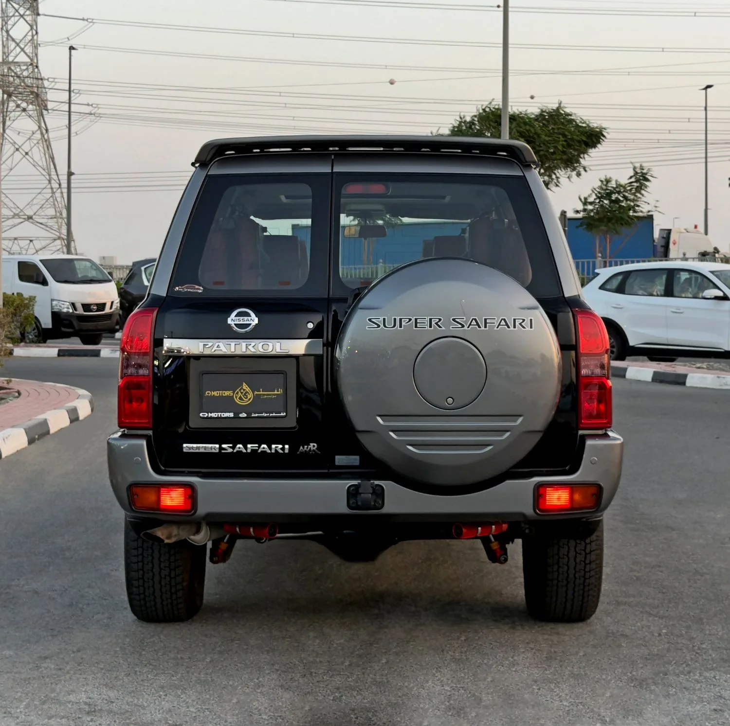 2023 Nissan Patrol Super Safari angeboten von einem Fachhändler in Dubai, Vereinigte Arabische Emirate, Foto 6 von 13
