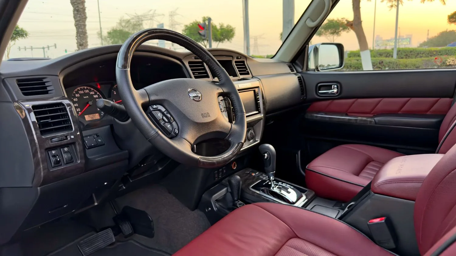 2023 Nissan Patrol Super Safari angeboten von einem Fachhändler in Dubai, Vereinigte Arabische Emirate, Foto 8 von 13