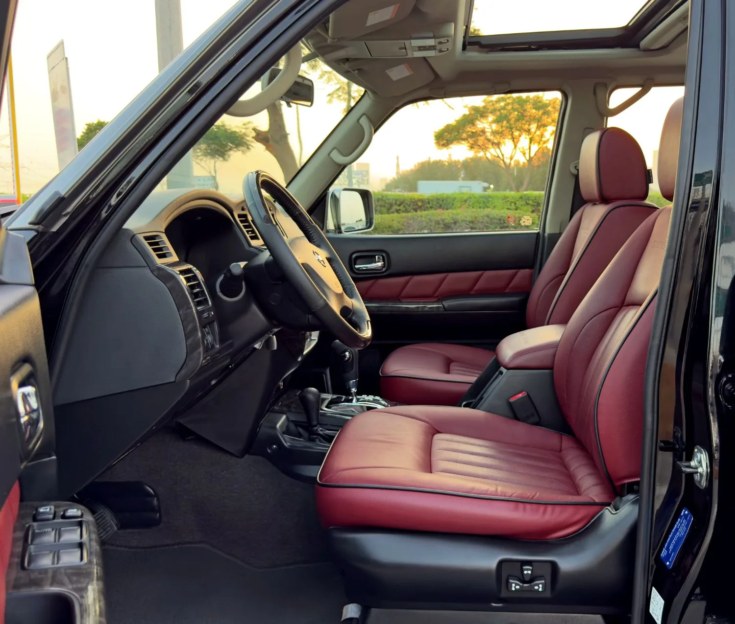 2023 Nissan Patrol Super Safari angeboten von einem Fachhändler in Dubai, Vereinigte Arabische Emirate, Foto 9 von 13
