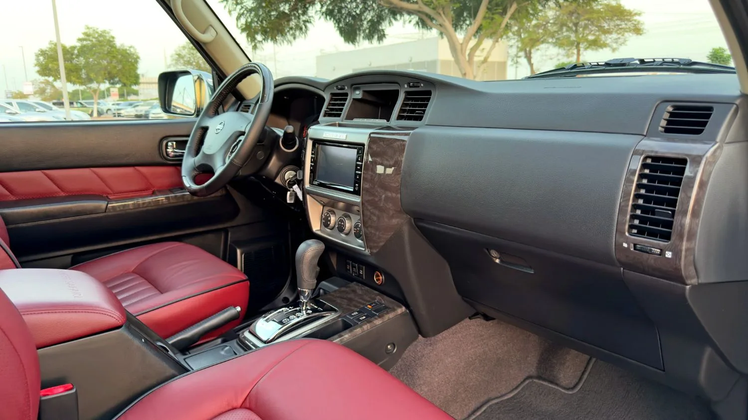 2023 Nissan Patrol Super Safari angeboten von einem Fachhändler in Dubai, Vereinigte Arabische Emirate, Foto 10 von 13
