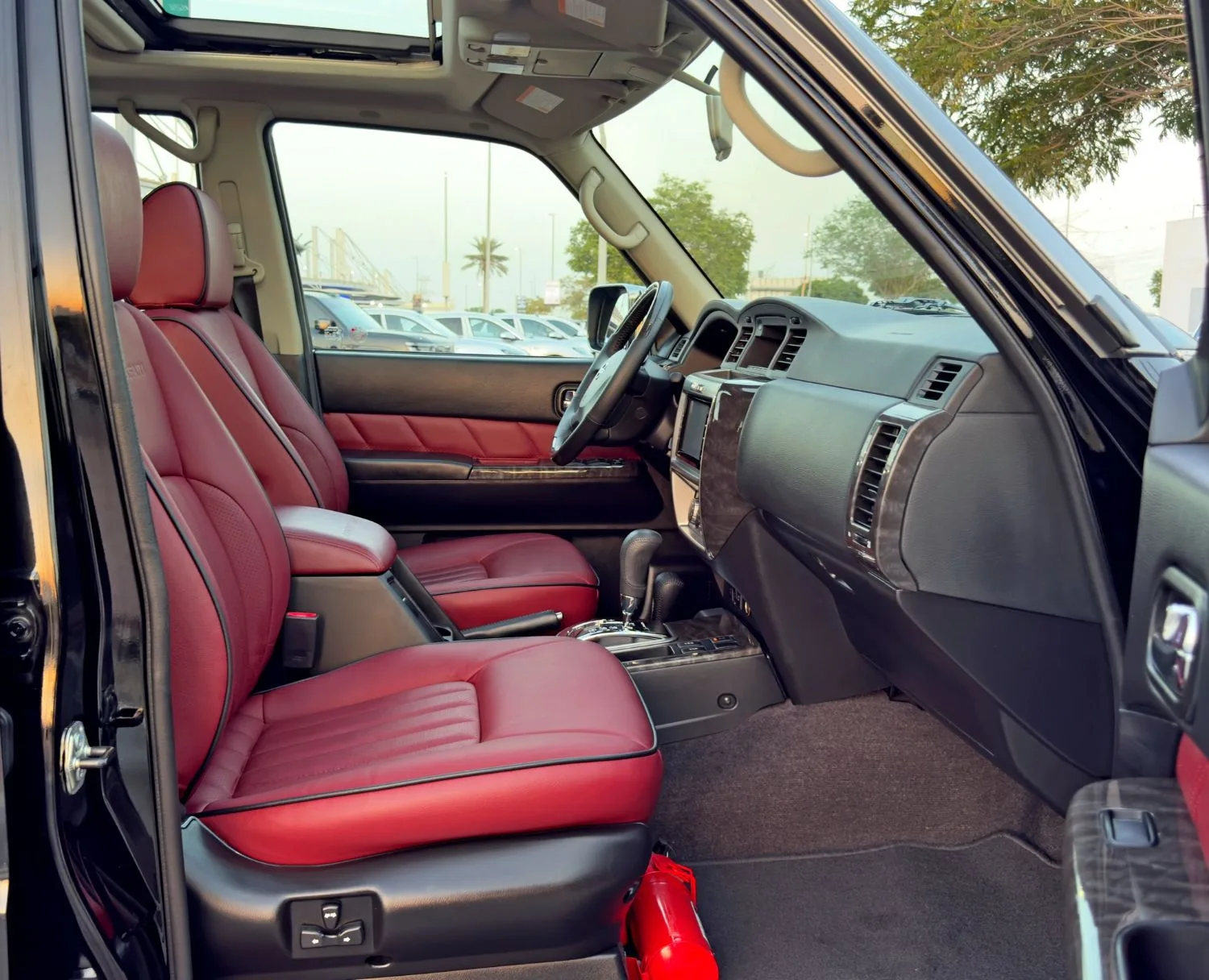 2023 Nissan Patrol Super Safari angeboten von einem Fachhändler in Dubai, Vereinigte Arabische Emirate, Foto 11 von 13
