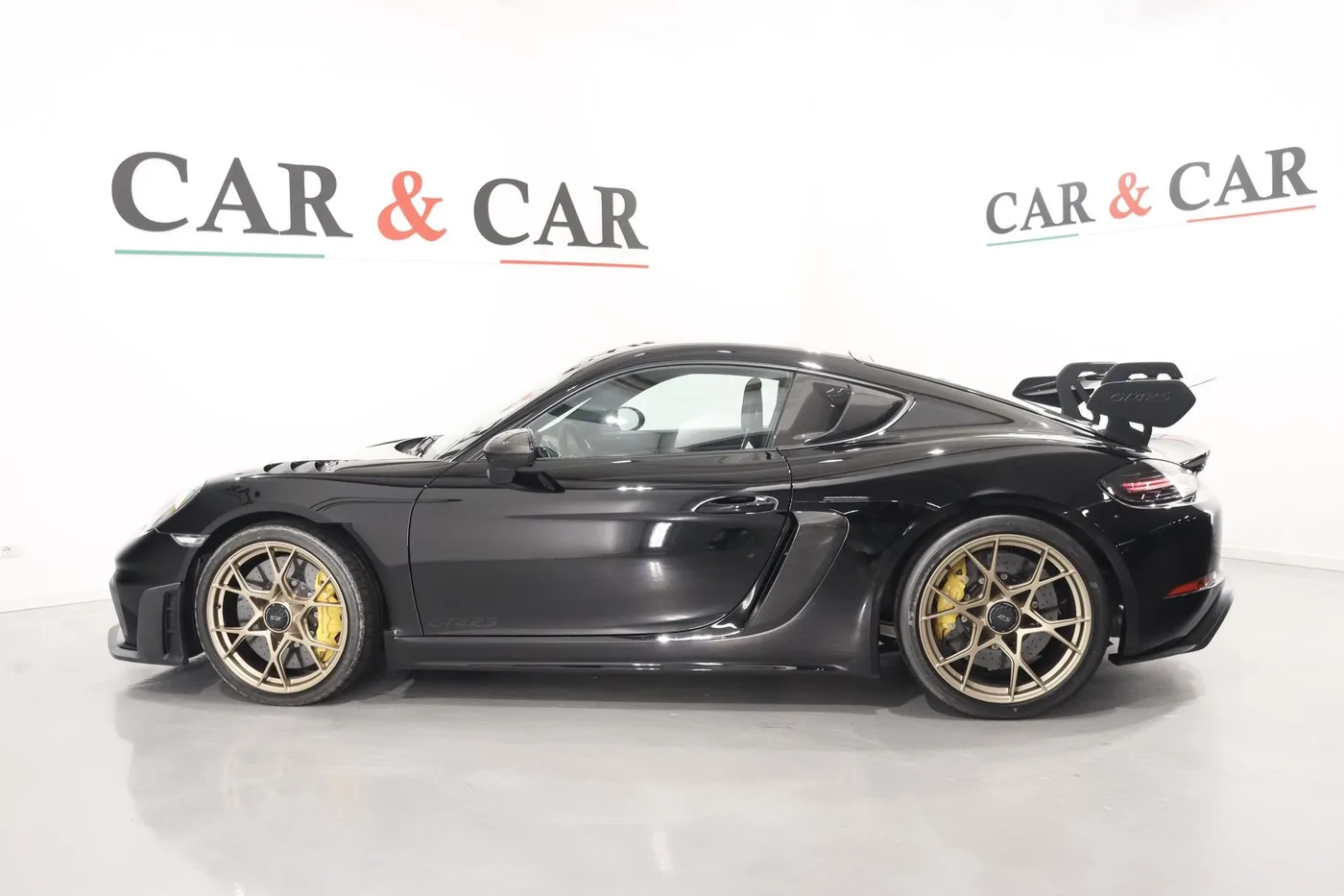 2023 Porsche 718 Cayman GT4 RS Weissach package angeboten von einem Supersportwagenhändler in Zibido San Giacomo, Italien, Foto 6 von 23