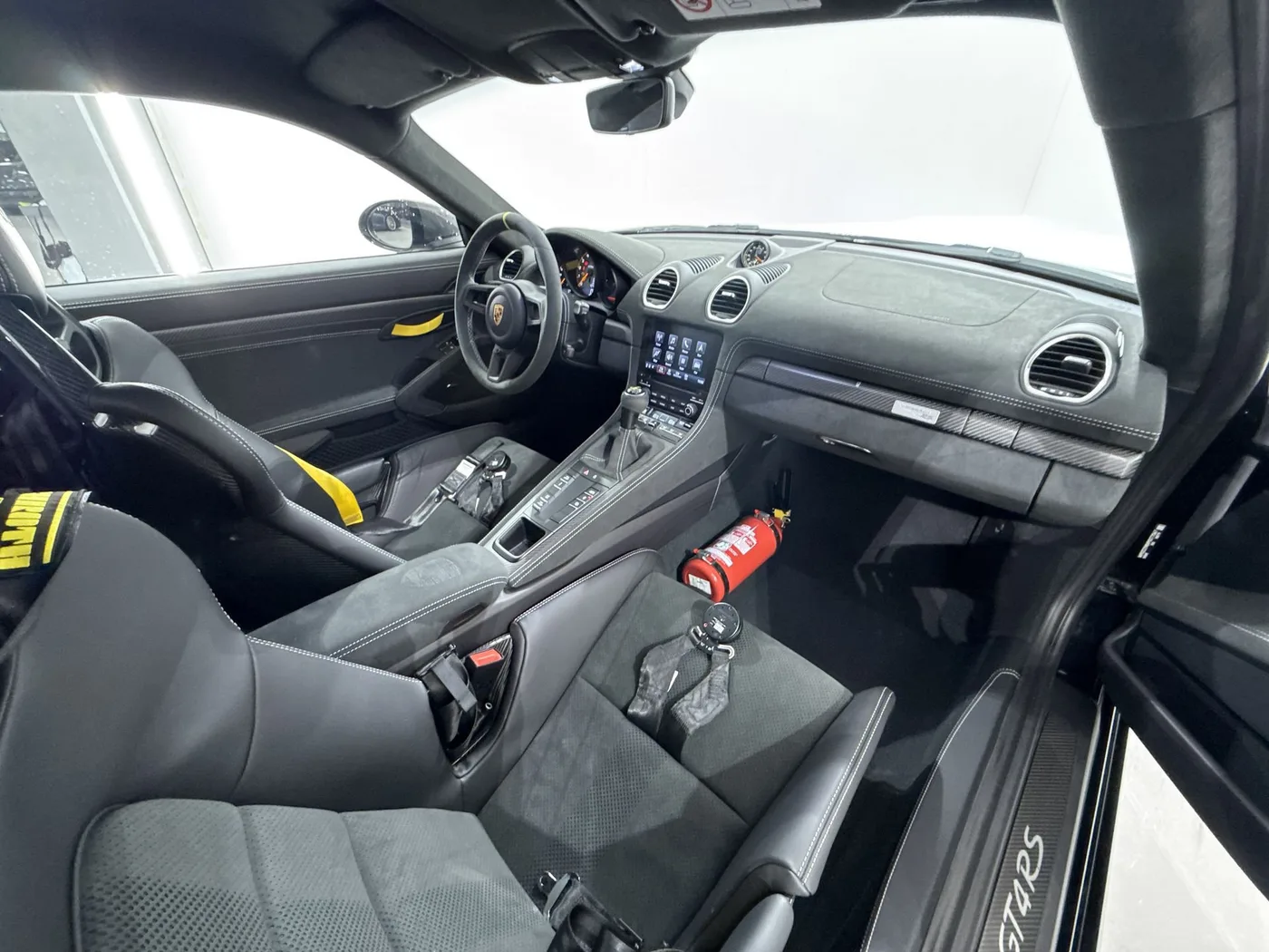 2023 Porsche 718 Cayman GT4 RS Weissach package angeboten von einem Supersportwagenhändler in Zibido San Giacomo, Italien, Foto 13 von 23