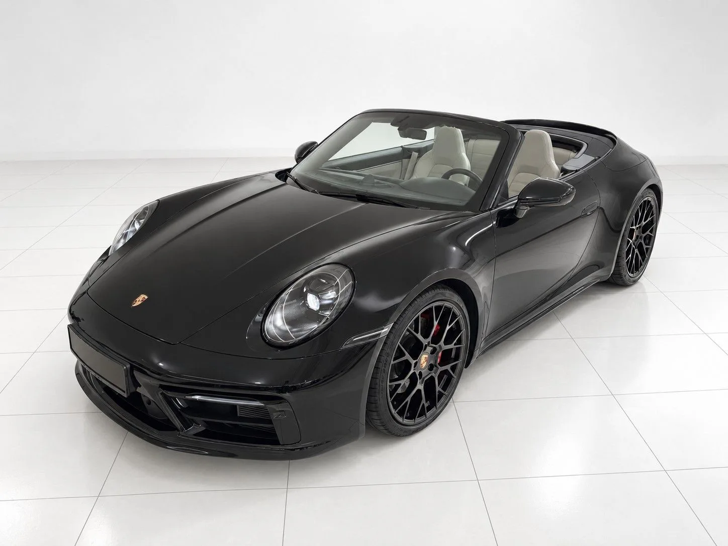 2023 Porsche 911 Carrera 4S Cabriolet angeboten von einem Supersportwagenhändler in Riga, Lettland, Hauptfoto