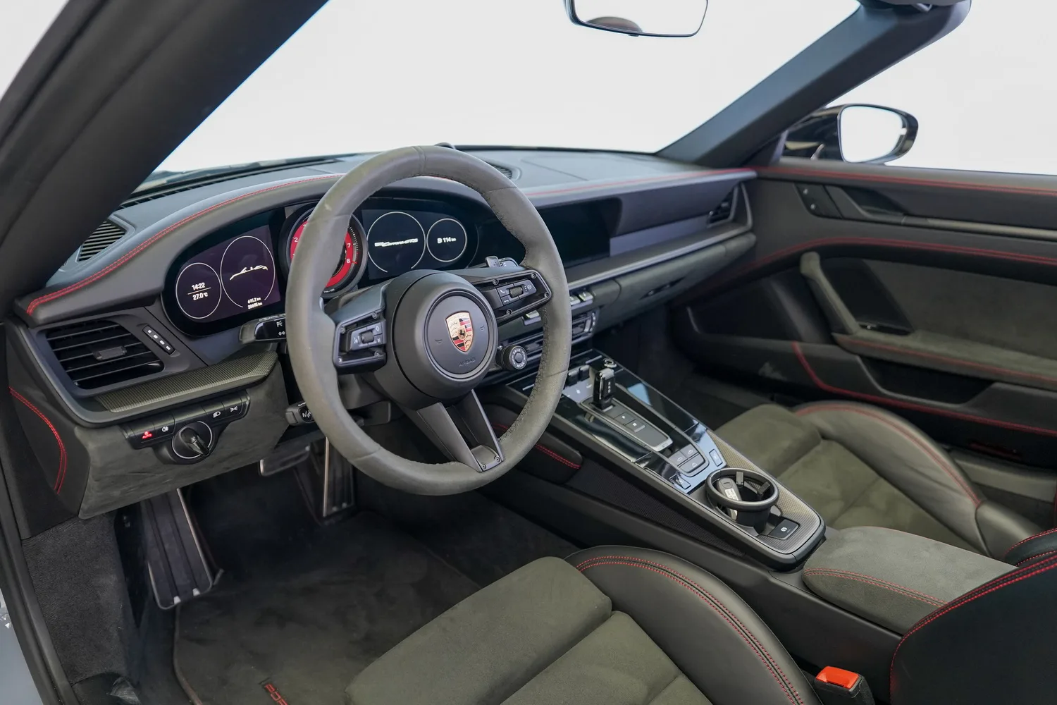 2023 Porsche 911 Carrera GTS Cabriolet, 2/12