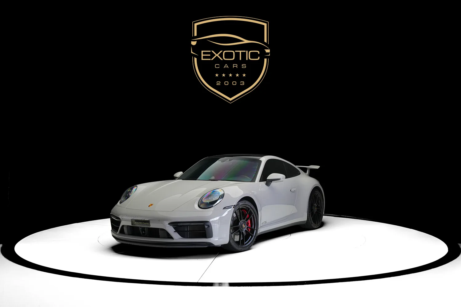 2023 Porsche 911 Carrera GTS en un concesionario especializado de Dubái, Emiratos Árabes Unidos, foto principal