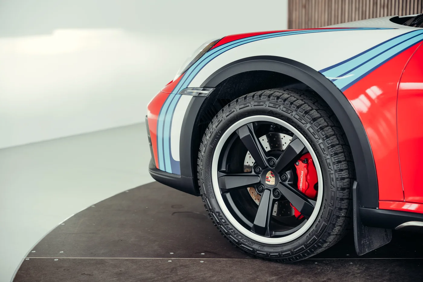 2023 Porsche 911 Dakar proposée par un spécialiste de la voiture de collection à Stuttgart, Allemagne, photo 17 sur 25
