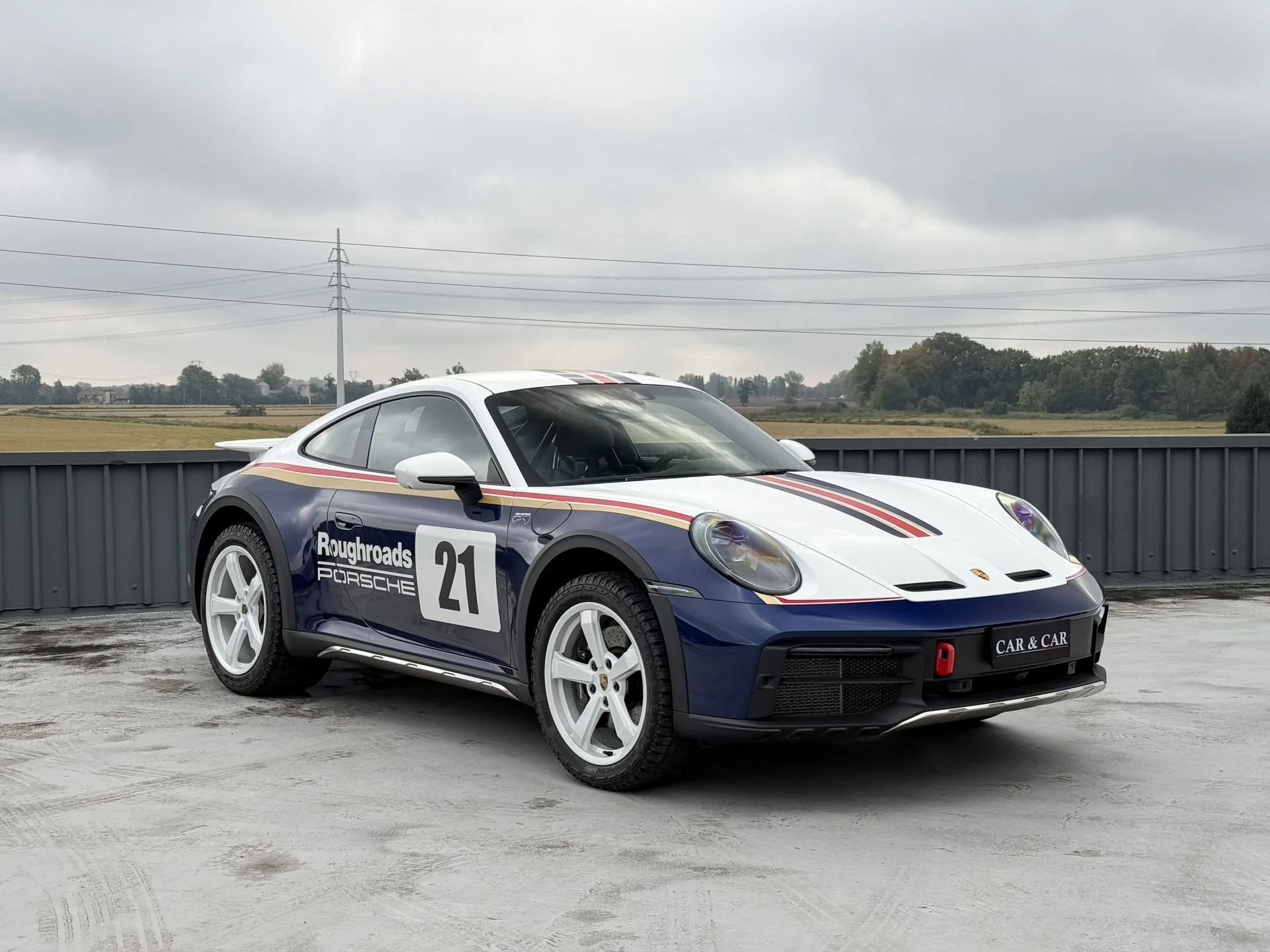 2023 Porsche 911 Dakar Rallye Design Package en un concesionario especializado de Zibido San Giacomo, Italia, foto principal