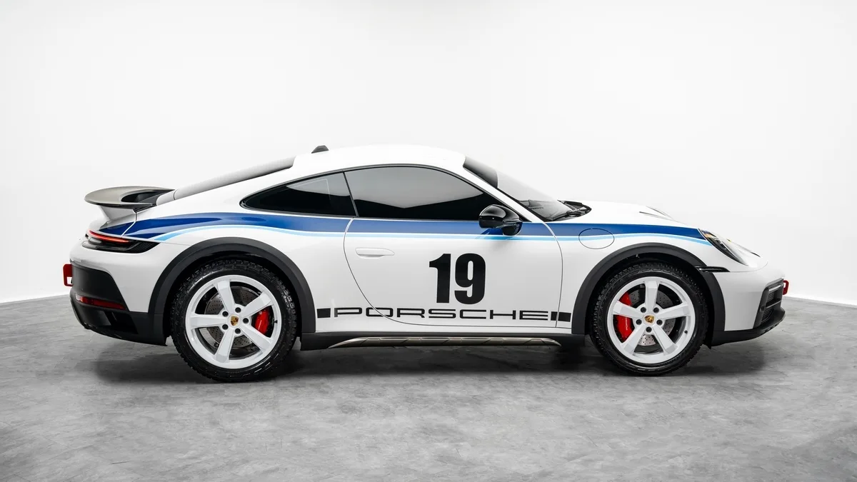 2023 Porsche 911 Dakar proposée par un concessionnaire spécialisé à Dubai, Émirats arabes unis, photo 5 sur 25