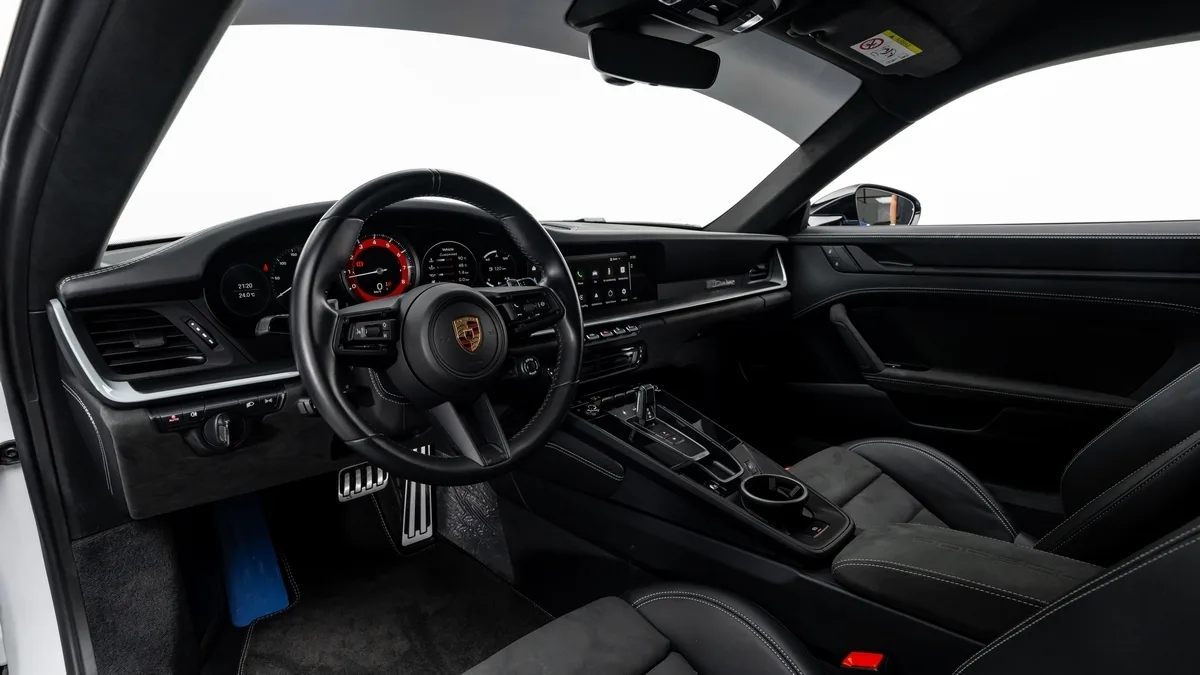 2023 Porsche 911 Dakar proposée par un concessionnaire spécialisé à Dubai, Émirats arabes unis, photo 12 sur 25