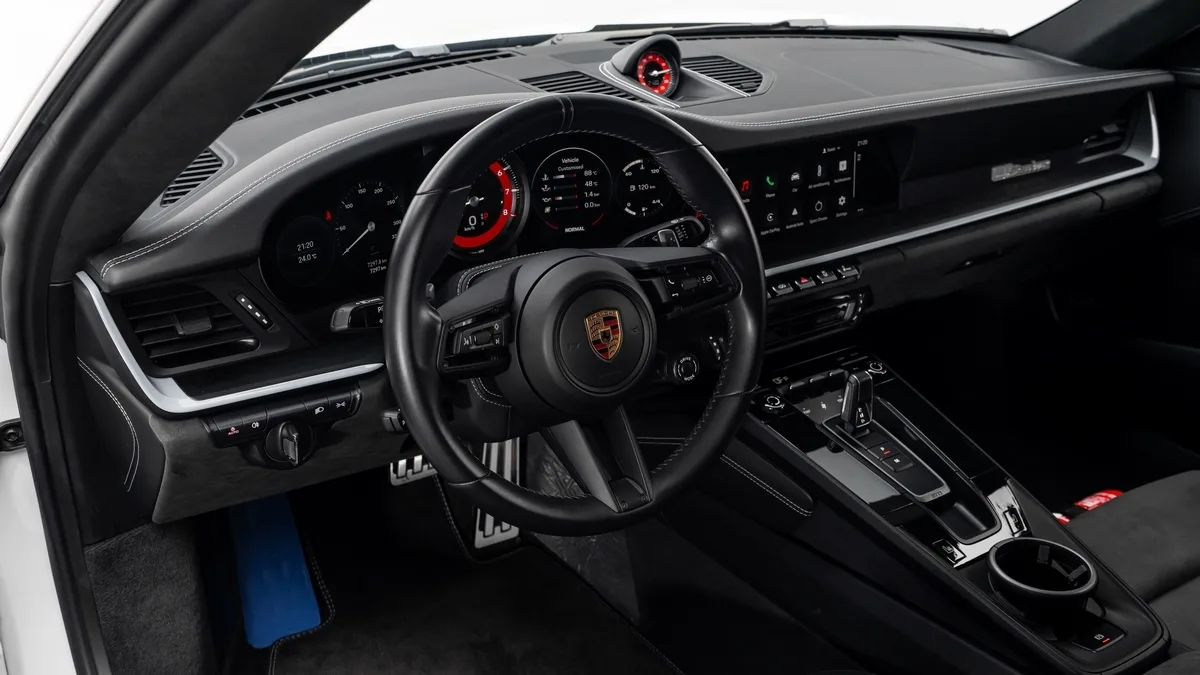 2023 Porsche 911 Dakar proposée par un concessionnaire spécialisé à Dubai, Émirats arabes unis, photo 13 sur 25