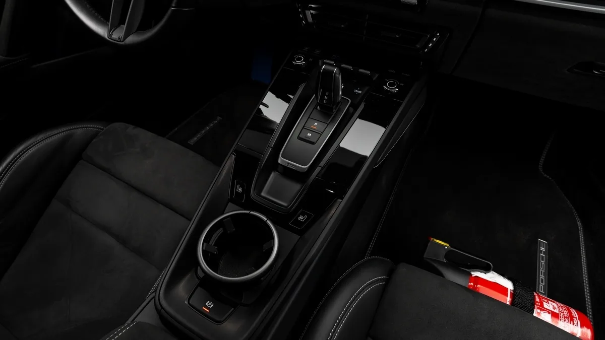 2023 Porsche 911 Dakar proposée par un concessionnaire spécialisé à Dubai, Émirats arabes unis, photo 16 sur 25