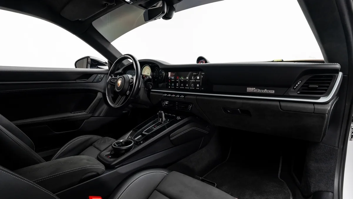 2023 Porsche 911 Dakar proposée par un concessionnaire spécialisé à Dubai, Émirats arabes unis, photo 18 sur 25