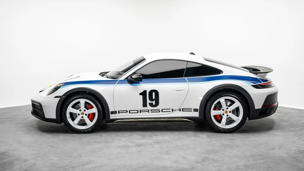 2023 Porsche 911 Dakar proposée par un concessionnaire spécialisé à Dubai, Émirats arabes unis, photo 23 sur 25
