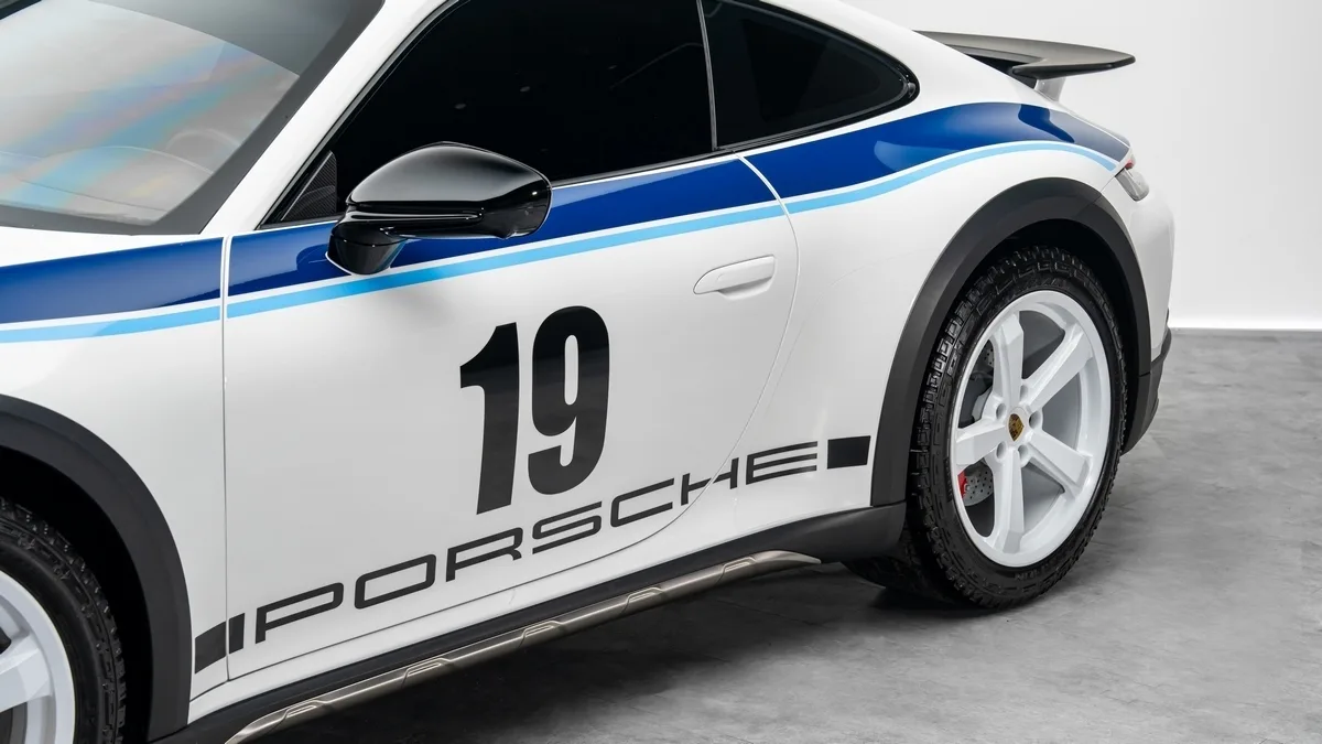 2023 Porsche 911 Dakar proposée par un concessionnaire spécialisé à Dubai, Émirats arabes unis, photo 24 sur 25