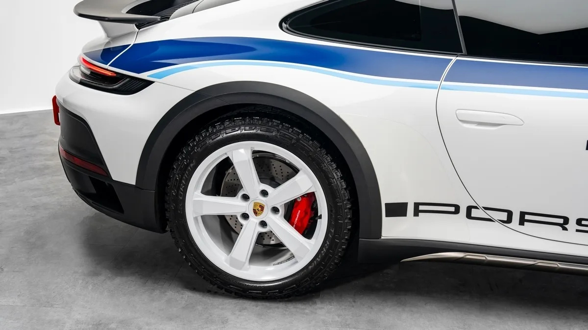 2023 Porsche 911 Dakar proposée par un concessionnaire spécialisé à Dubai, Émirats arabes unis, photo 25 sur 25