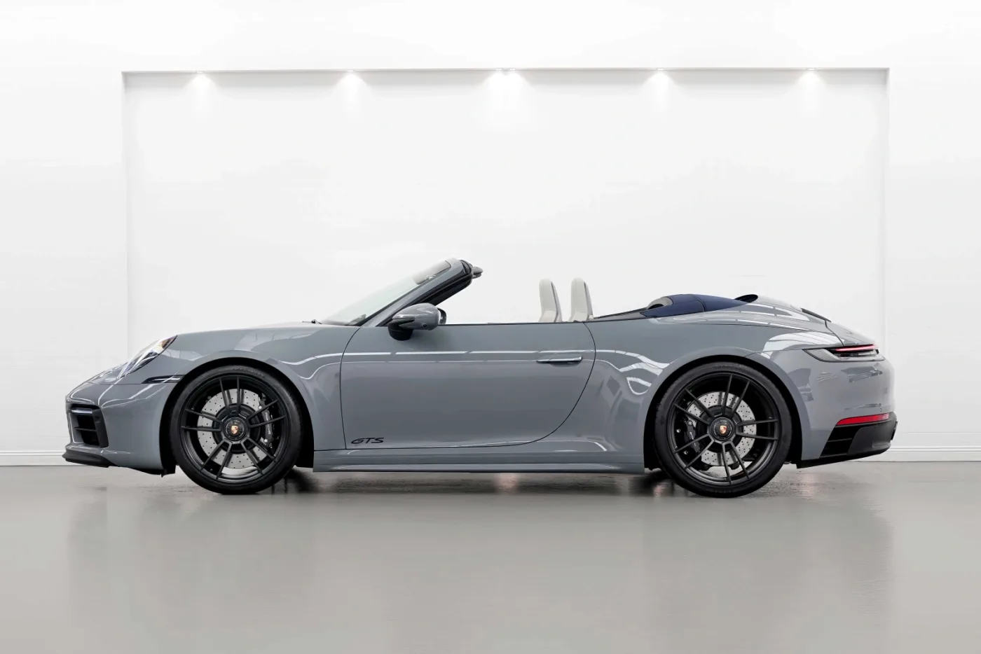 2023 Porsche 911 Carrera 4 GTS Cabriolet proposée par un concessionnaire spécialisé à Dubai, Émirats arabes unis, photo 3 sur 10
