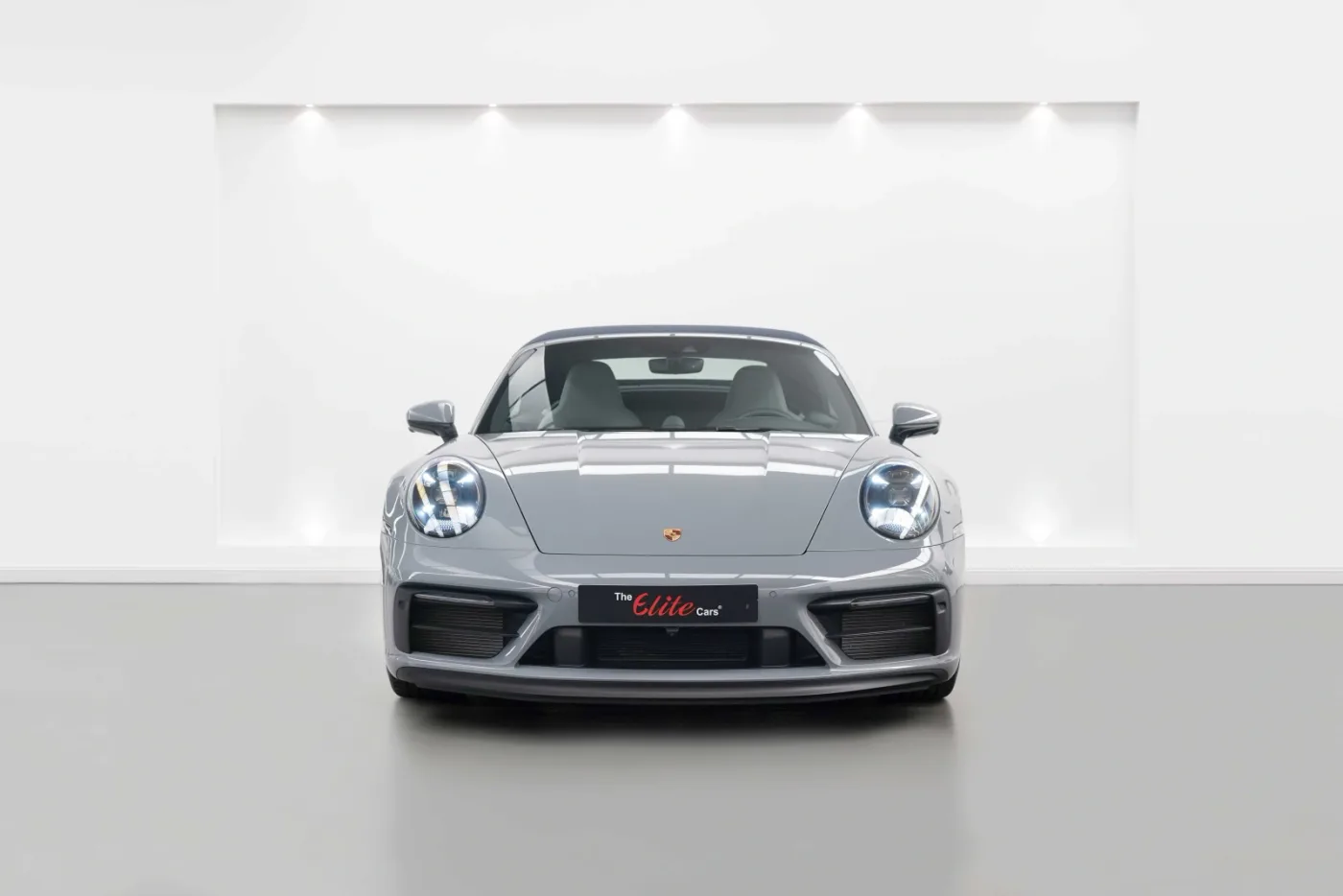 2023 Porsche 911 Carrera 4 GTS Cabriolet proposée par un concessionnaire spécialisé à Dubai, Émirats arabes unis, photo 4 sur 10