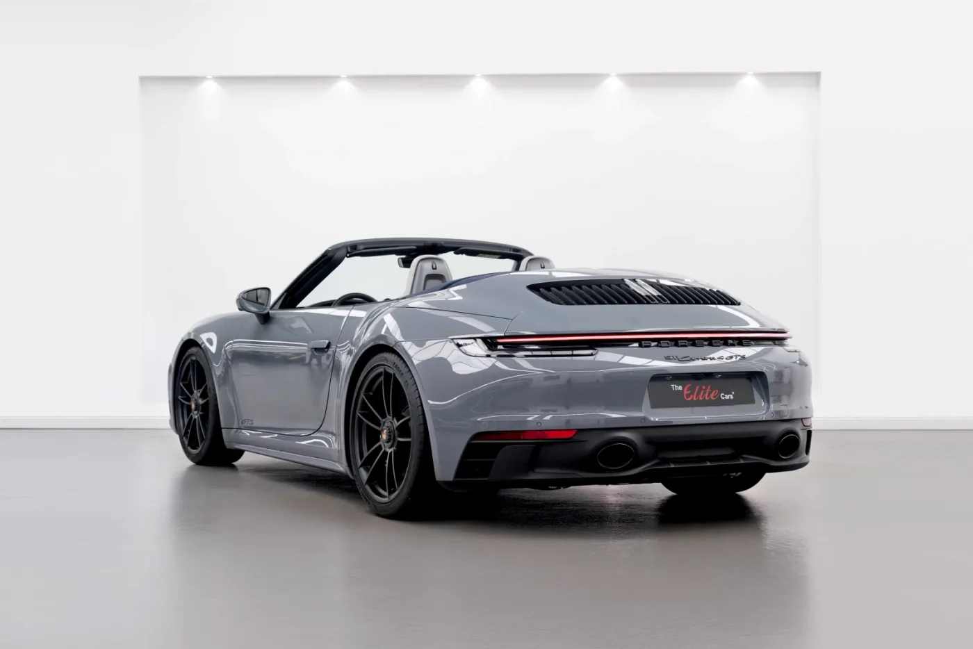 2023 Porsche 911 Carrera 4 GTS Cabriolet proposée par un concessionnaire spécialisé à Dubai, Émirats arabes unis, photo 5 sur 10