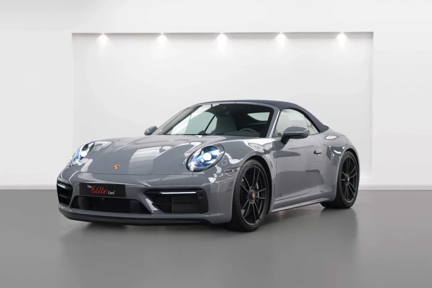 2023 Porsche 911 Carrera 4 GTS Cabriolet proposée par un concessionnaire spécialisé à Dubai, Émirats arabes unis, photo 8 sur 10
