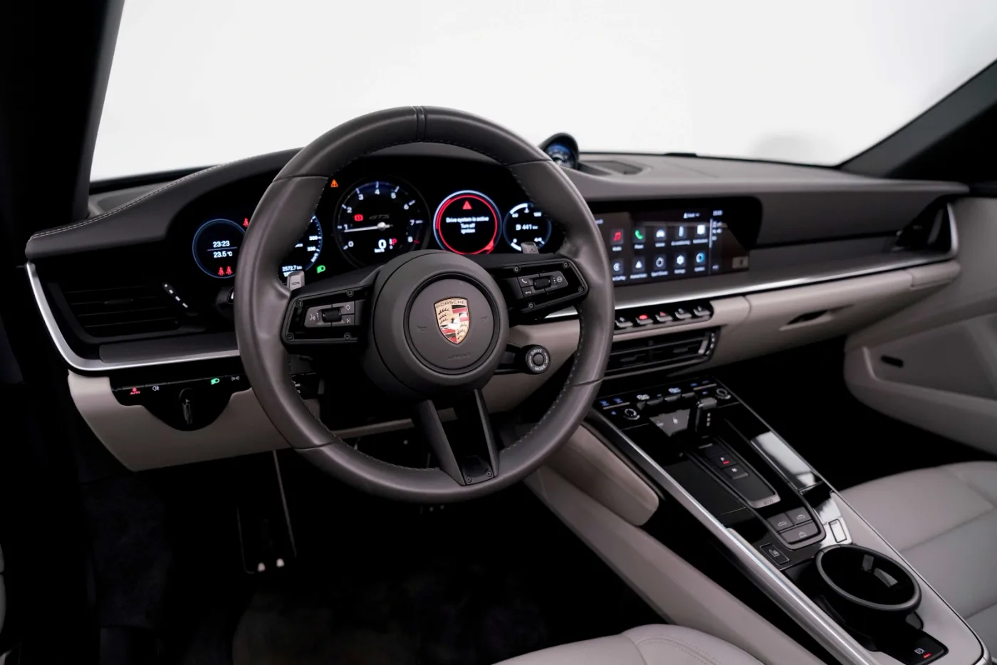 2023 Porsche 911 Carrera 4 GTS Cabriolet proposée par un concessionnaire spécialisé à Dubai, Émirats arabes unis, photo 10 sur 10