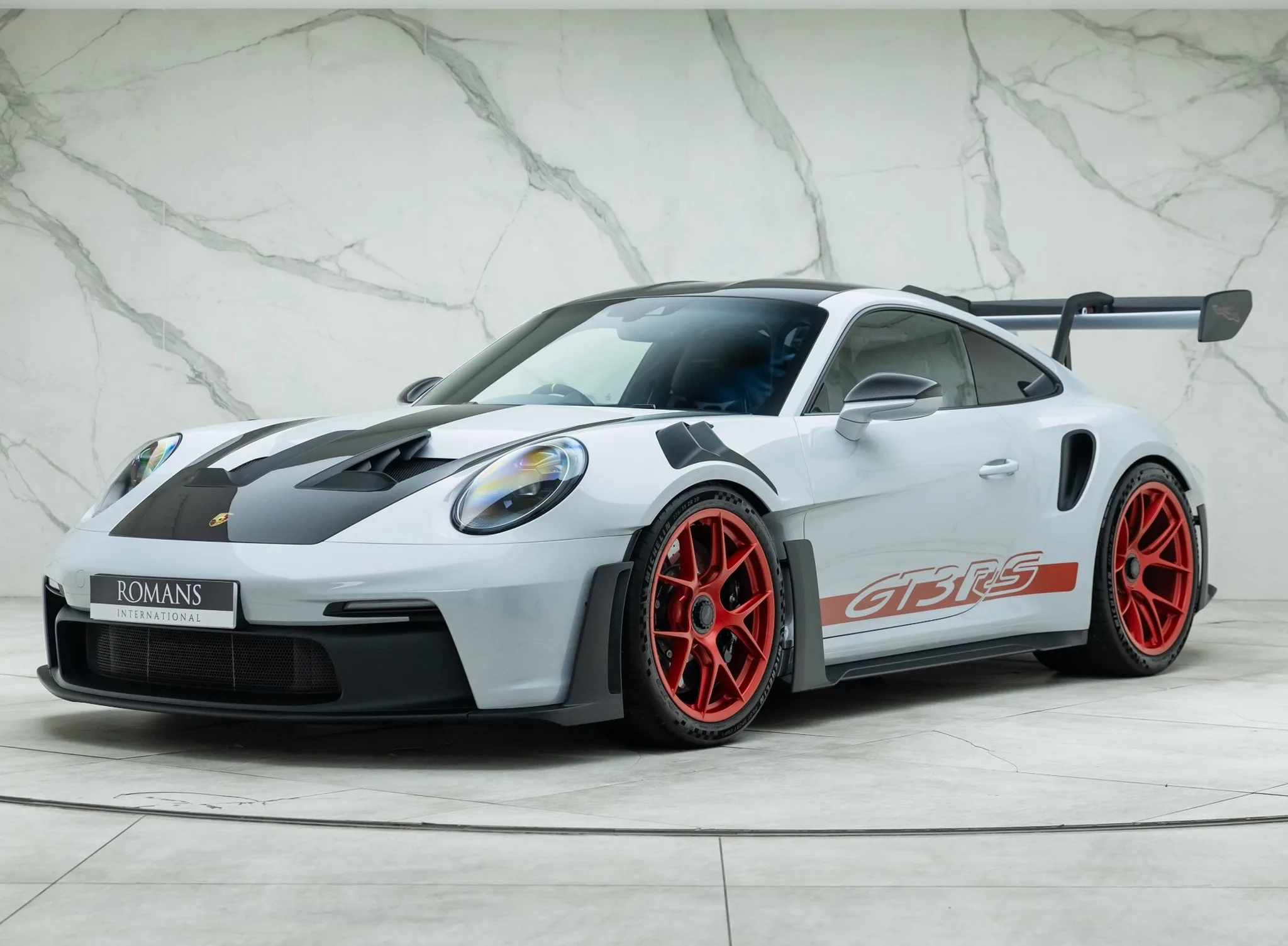 2023 Porsche 911 GT3 RS proposée par un concessionnaire spécialisé à Banstead, Royaume-Uni, photo principale