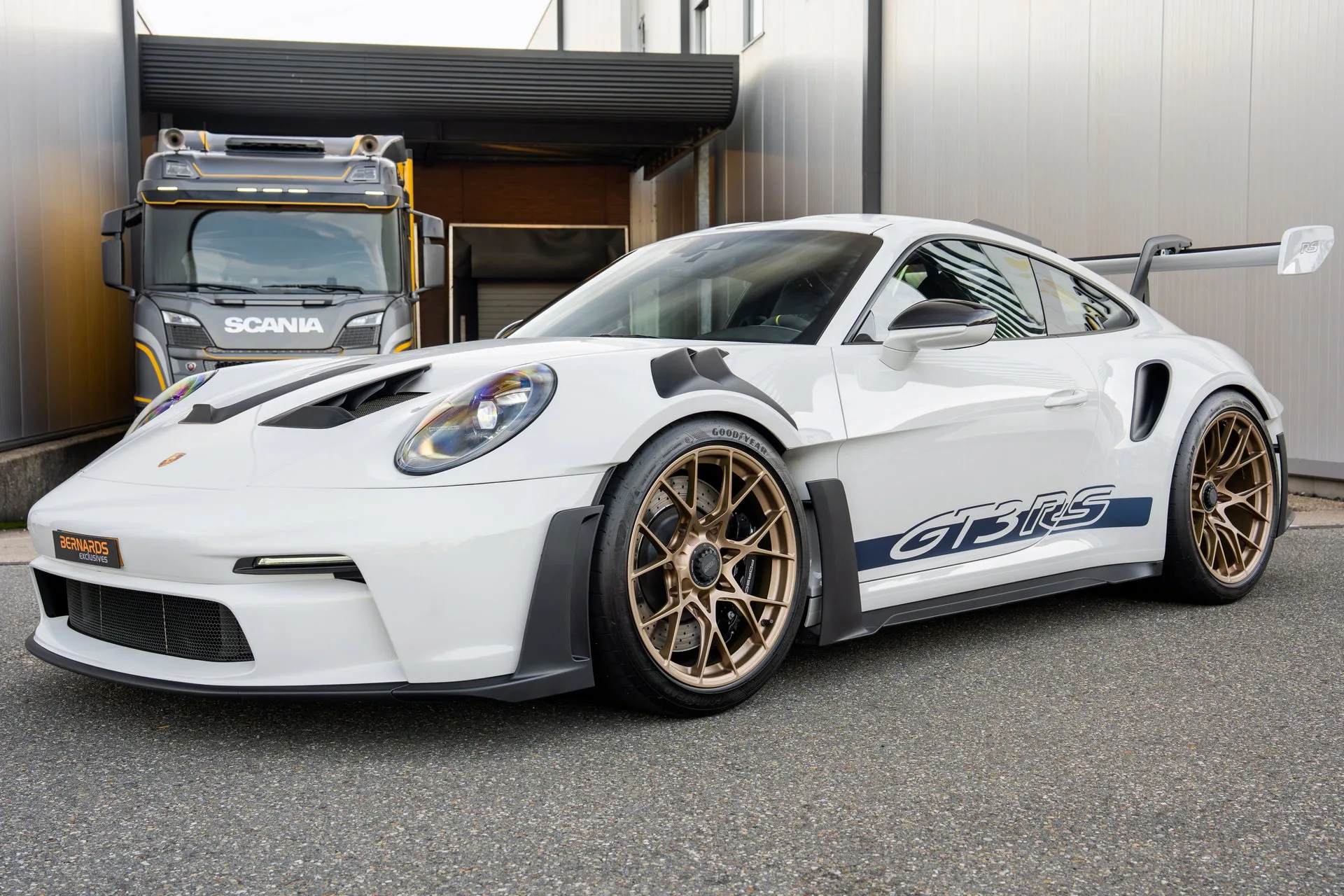 2023 Porsche 911 GT3 RS 992 en un concesionario especializado de Woerden, Países Bajos, foto principal