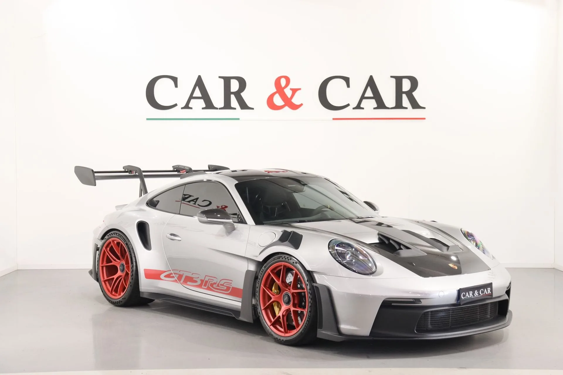 2023 Porsche 911 GT3 RS Weissach en un concesionario especializado de Zibido San Giacomo, Italia, foto principal