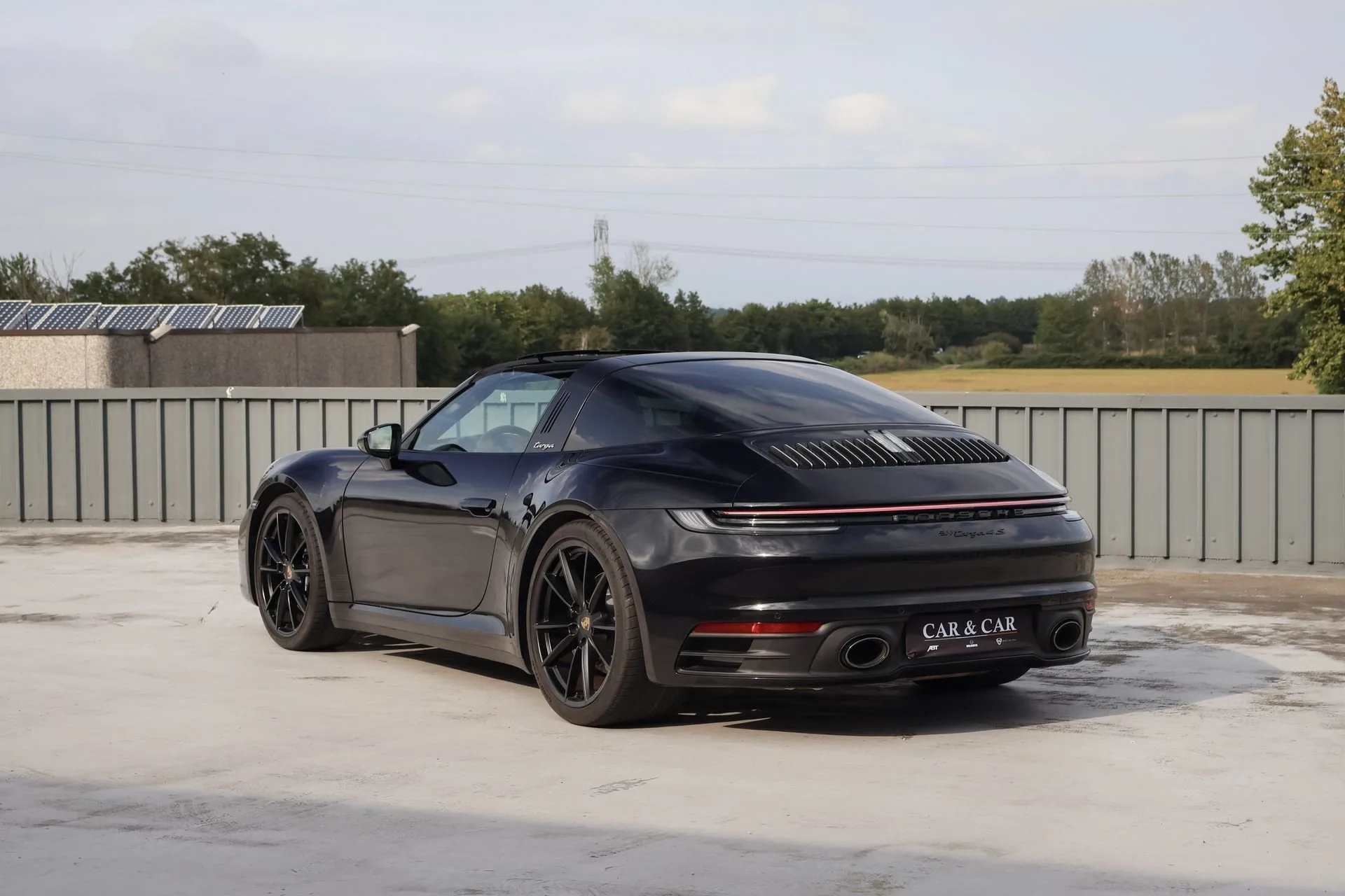 2023 Porsche 911 Targa 4S proposée par un concessionnaire spécialisé à Zibido San Giacomo, Italie, photo principale