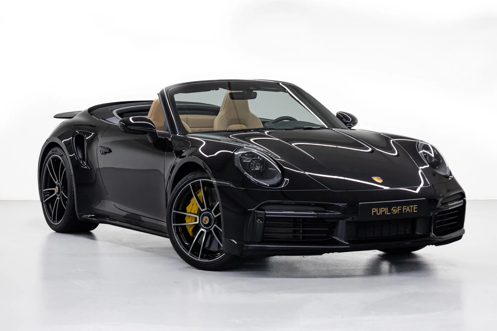 2023 Porsche 911 Turbo S Cabriolet proposée par un concessionnaire spécialisé à Dubaï, Émirats arabes unis, photo principale