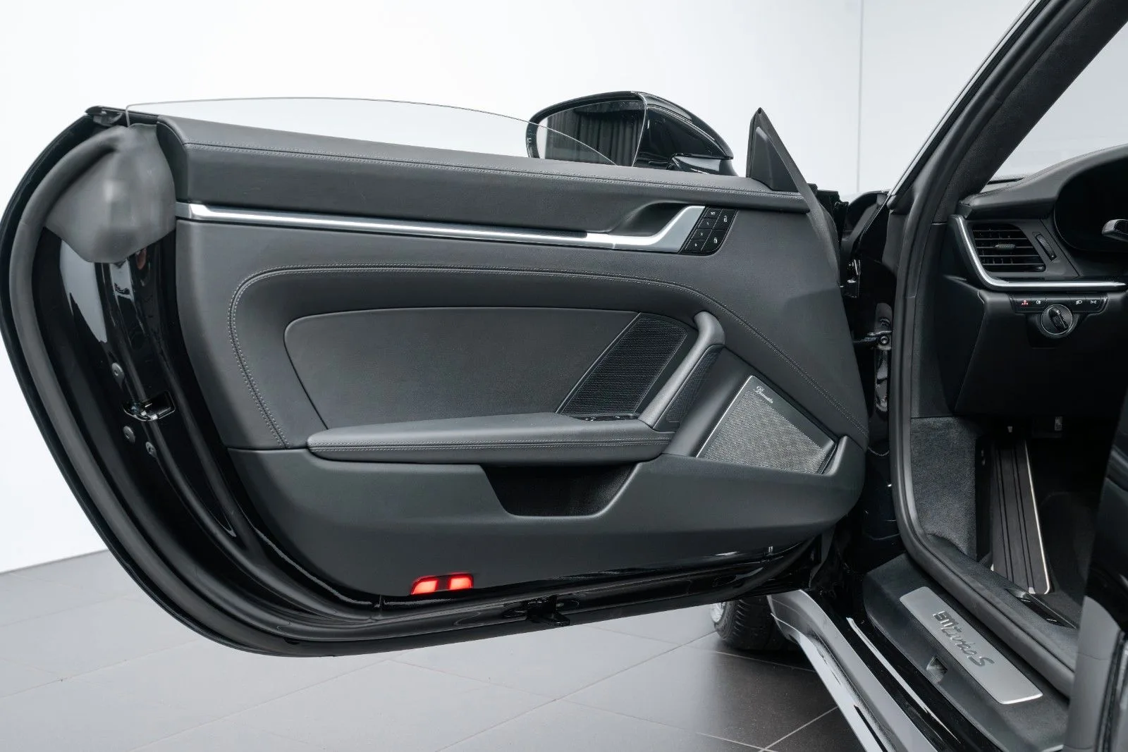 2023 Porsche 911 Turbo S, 18/25