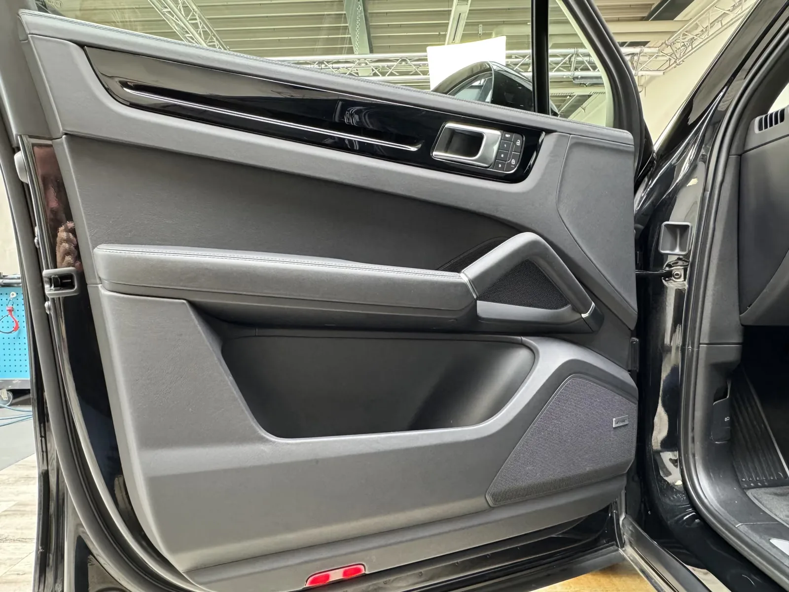 2023 Porsche Cayenne E-Hybrid Platinum Edition, 17/30
