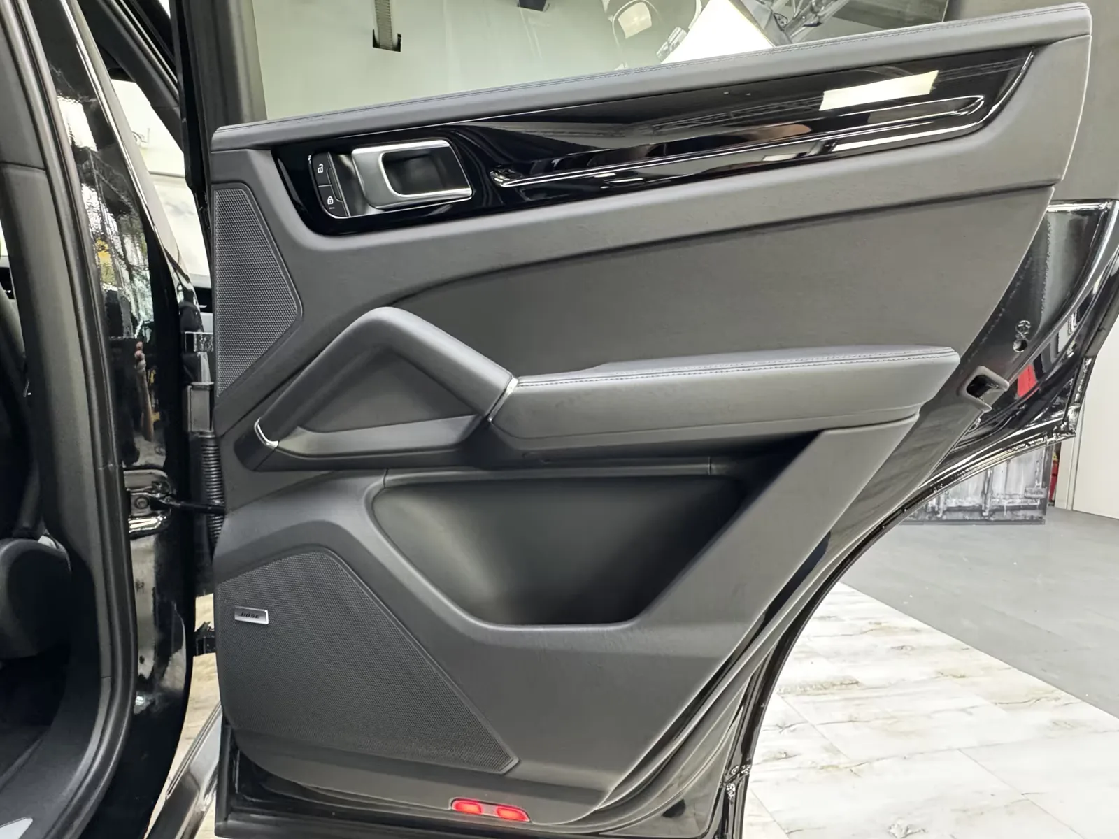 2023 Porsche Cayenne E-Hybrid Platinum Edition, 28/30
