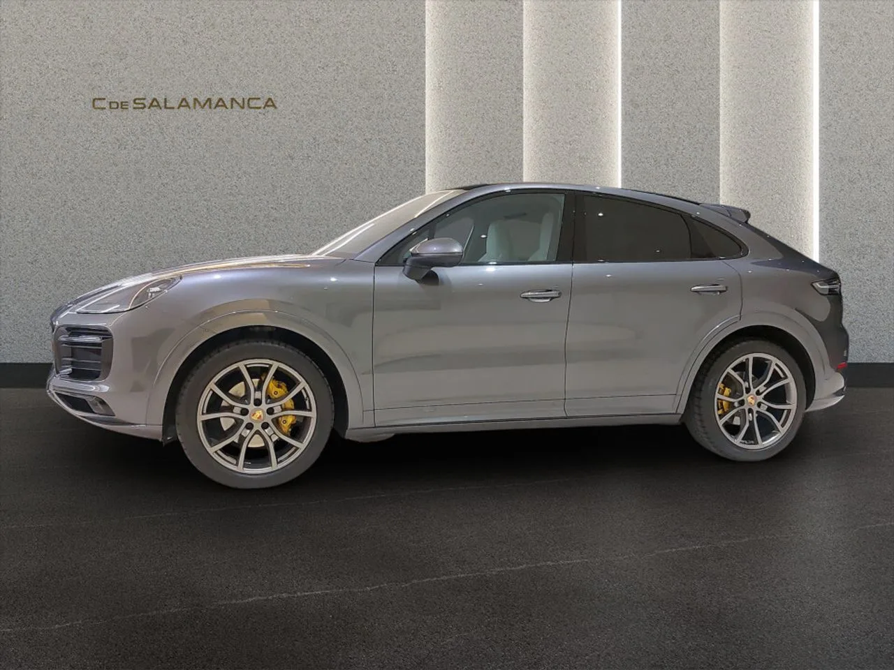 2023 Porsche Cayenne angeboten von einem Fachhändler in Madrid, Hauptfoto