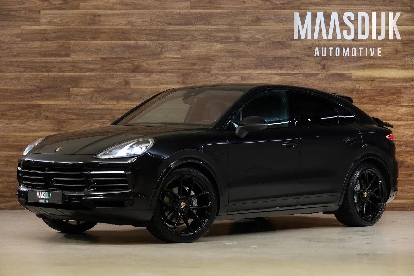 2023 Porsche Cayenne Coupé E-Hybrid Platinum Edition offered by a specialist dealer in Werkendam, Netherlands, main photo
