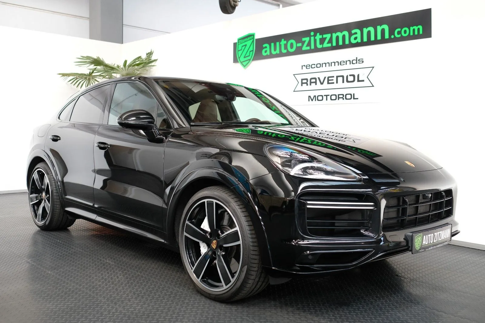 2023 Porsche Cayenne Turbo Coupé angeboten von einem Fachhändler in Nuremberg, Deutschland, Hauptfoto