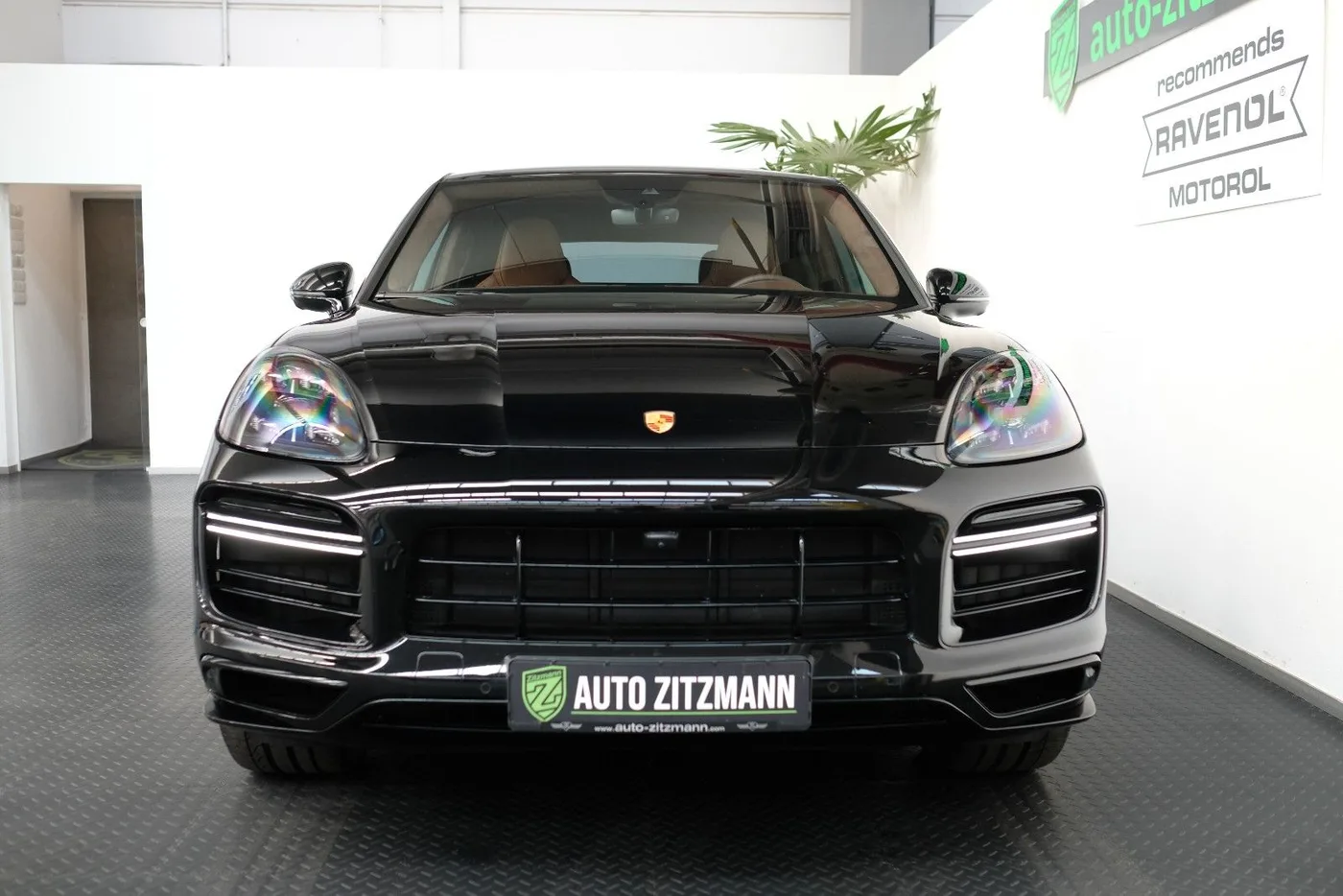 2023 Porsche Cayenne Turbo Coupé proposée par un concessionnaire spécialisé à Nuremberg, Allemagne, photo 2 sur 15