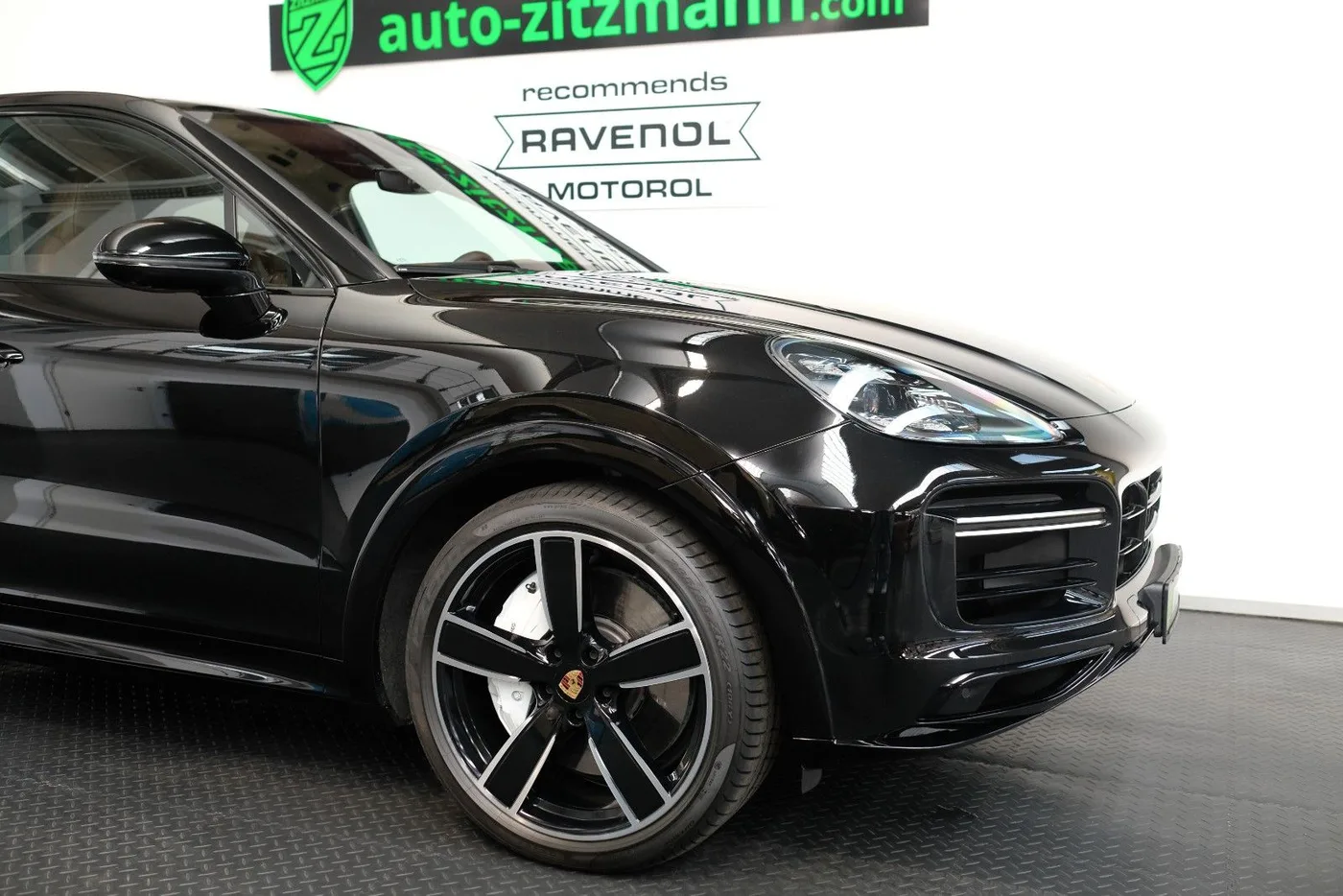 2023 Porsche Cayenne Turbo Coupé proposée par un concessionnaire spécialisé à Nuremberg, Allemagne, photo 3 sur 15
