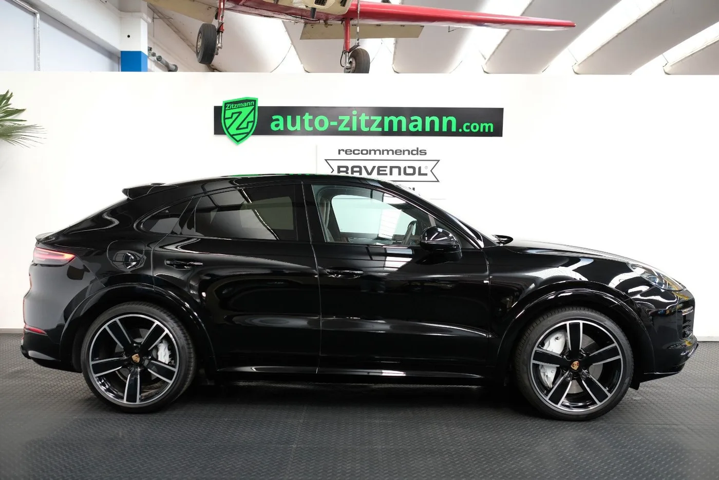 2023 Porsche Cayenne Turbo Coupé proposée par un concessionnaire spécialisé à Nuremberg, Allemagne, photo 4 sur 15