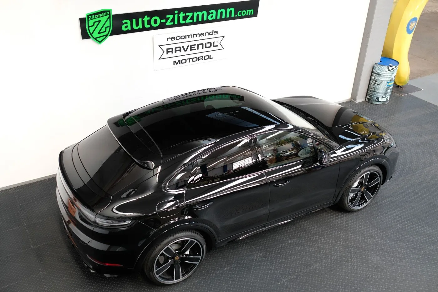2023 Porsche Cayenne Turbo Coupé proposée par un concessionnaire spécialisé à Nuremberg, Allemagne, photo 5 sur 15